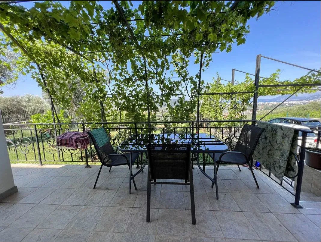 Двухэтажный дом с тремя спальными комнатами и большим участком в Баре